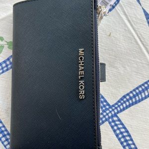 Brand New with Tag
Blue color with silver hardware 6 credit card holders